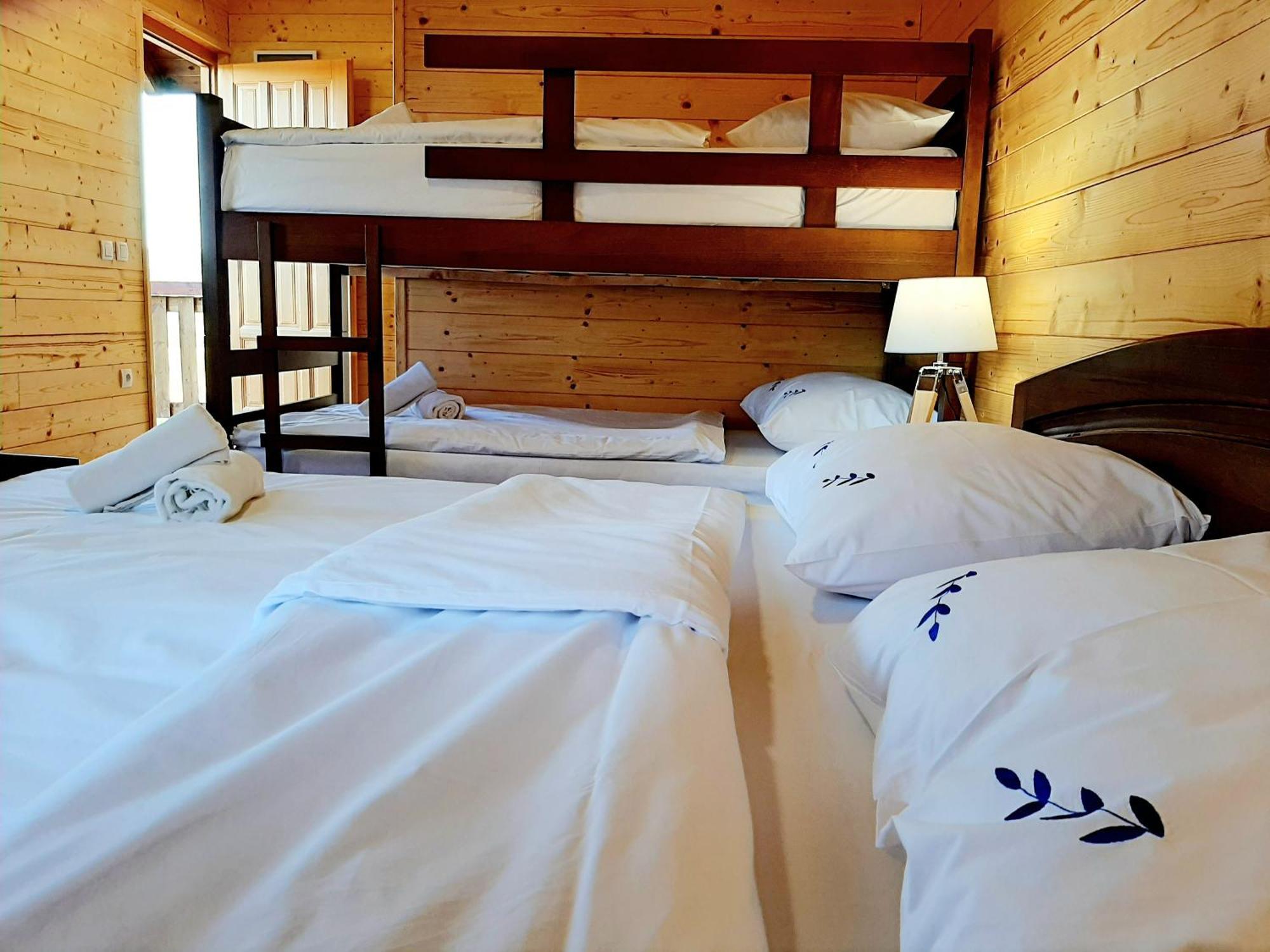 El Paso City, Zlatibor - Unique Wooden Cottages, Treehouse, Wild West Rooms, Accommodation 1-6 People Rum bild