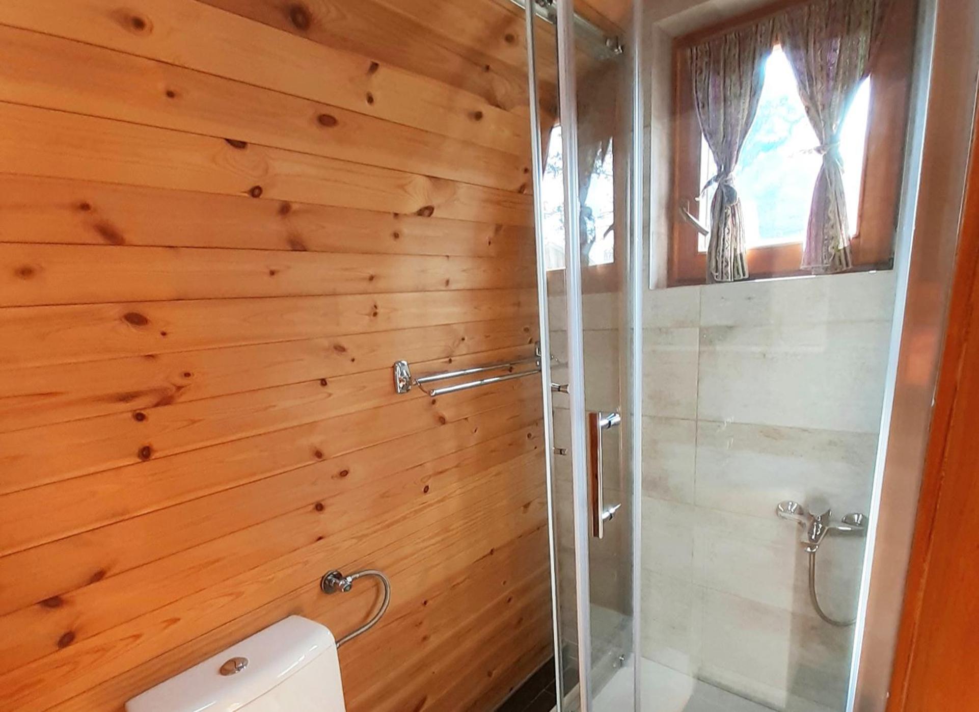 El Paso City, Zlatibor - Unique Wooden Cottages, Treehouse, Wild West Rooms, Accommodation 1-6 People Rum bild