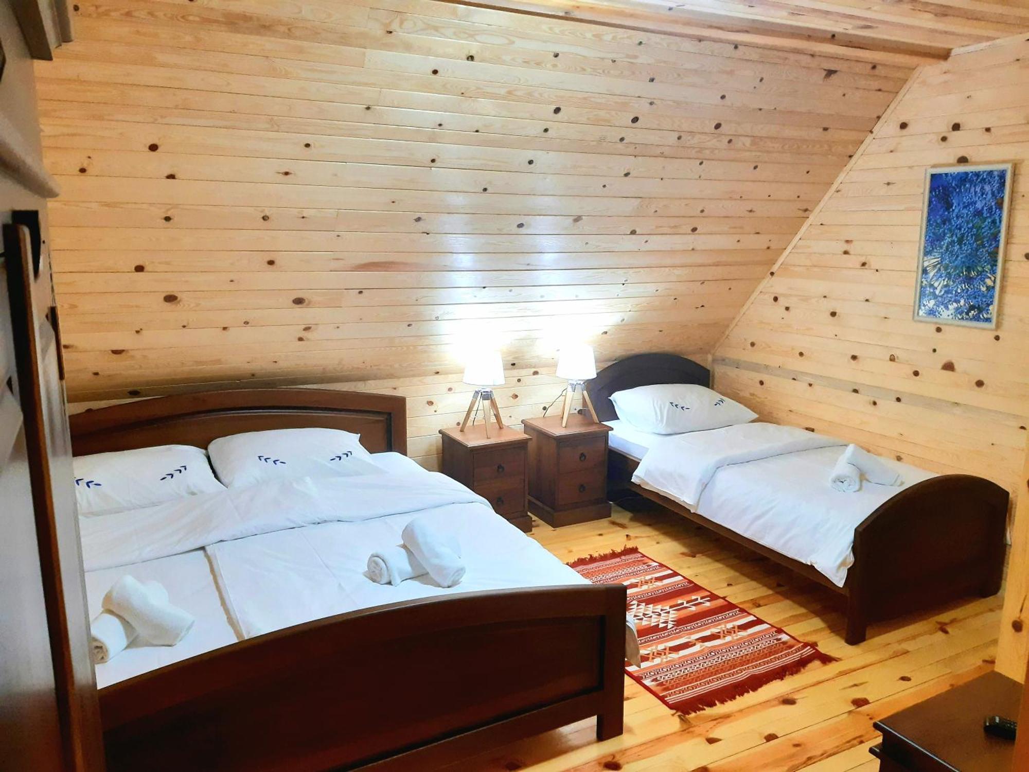 El Paso City, Zlatibor - Unique Wooden Cottages, Treehouse, Wild West Rooms, Accommodation 1-6 People Rum bild