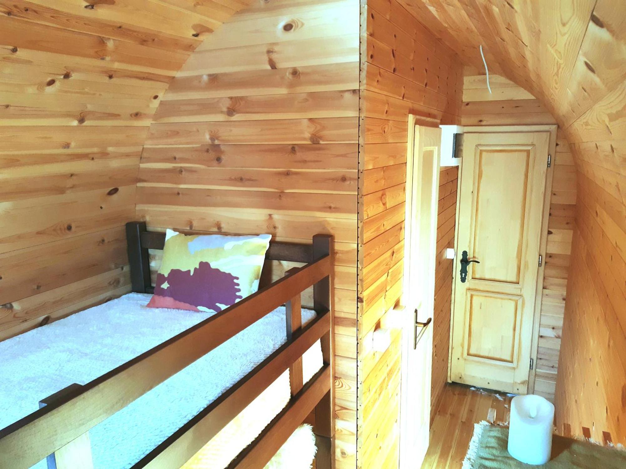 El Paso City, Zlatibor - Unique Wooden Cottages, Treehouse, Wild West Rooms, Accommodation 1-6 People Rum bild