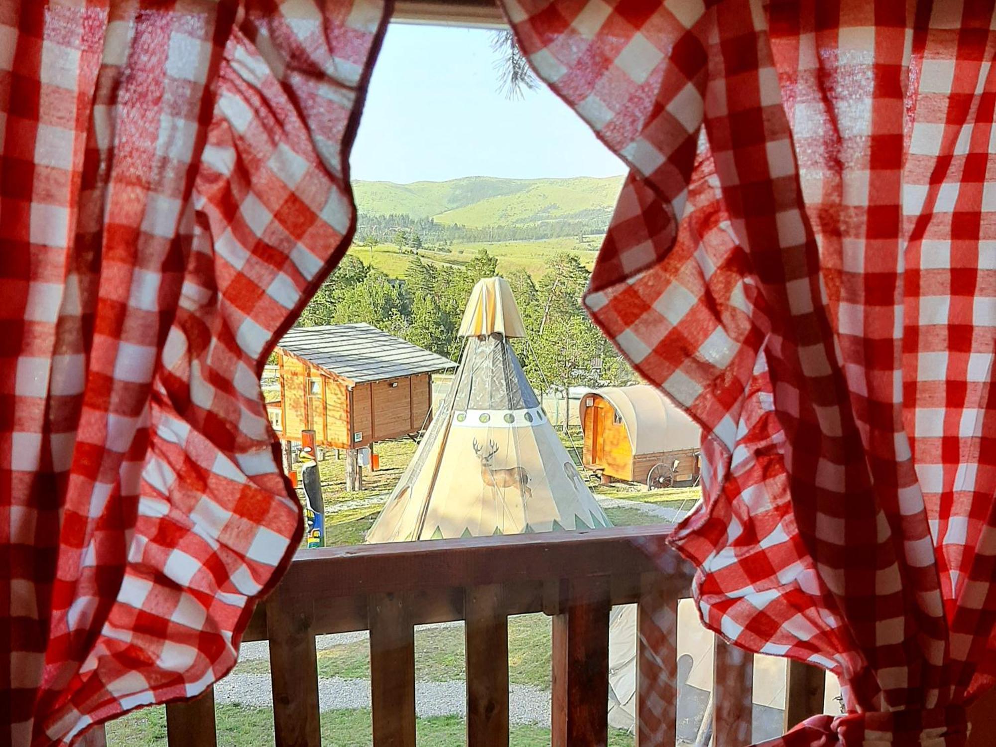 El Paso City, Zlatibor - Unique Wooden Cottages, Treehouse, Wild West Rooms, Accommodation 1-6 People Rum bild