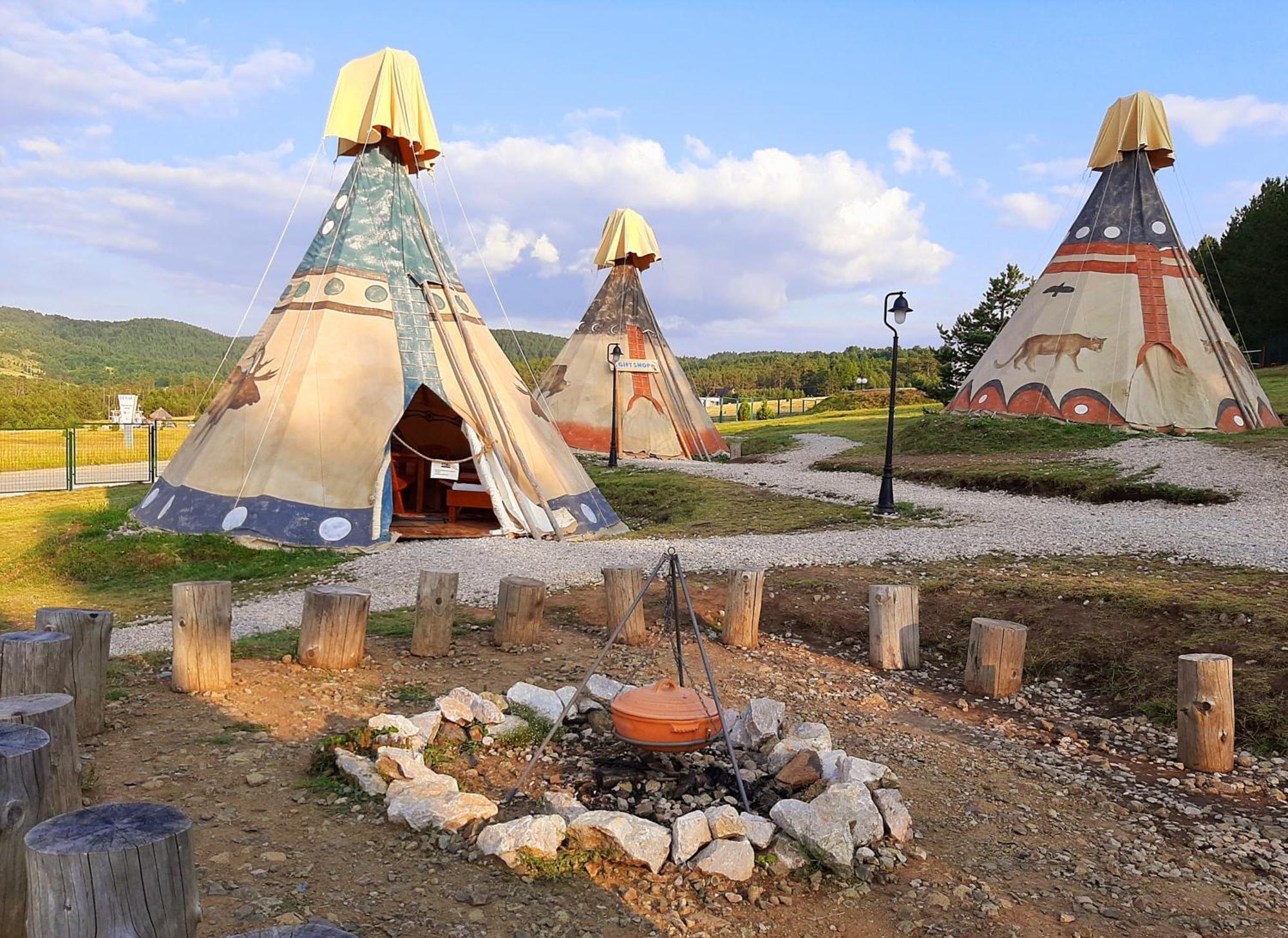 El Paso City, Zlatibor - Unique Wooden Cottages, Treehouse, Wild West Rooms, Accommodation 1-6 People Rum bild