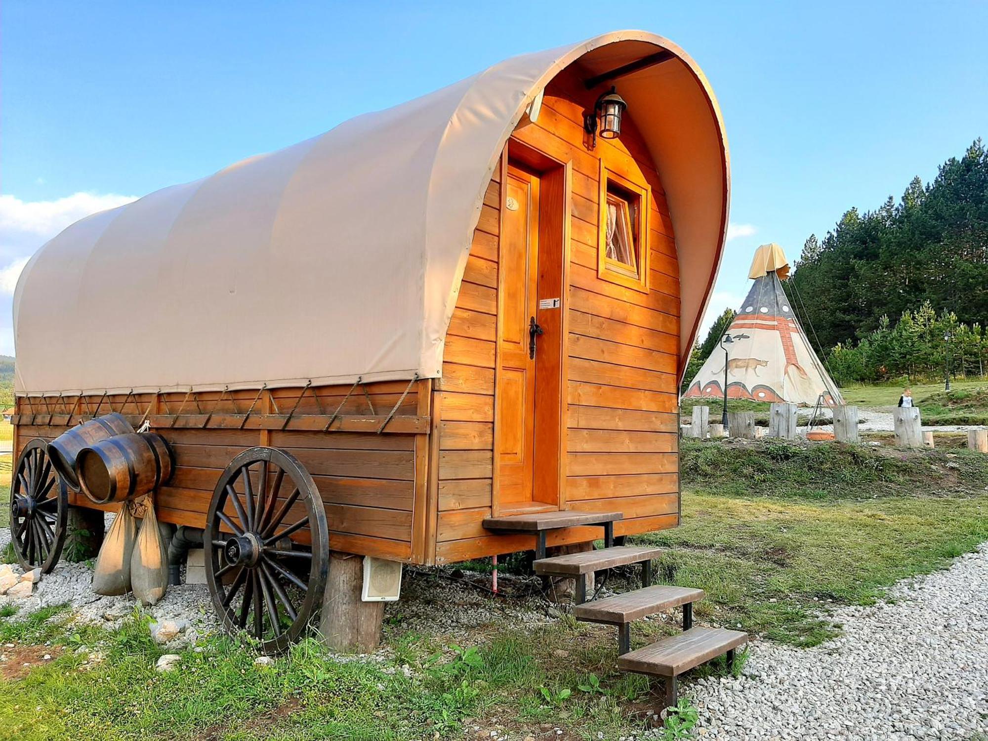 El Paso City, Zlatibor - Unique Wooden Cottages, Treehouse, Wild West Rooms, Accommodation 1-6 People Rum bild