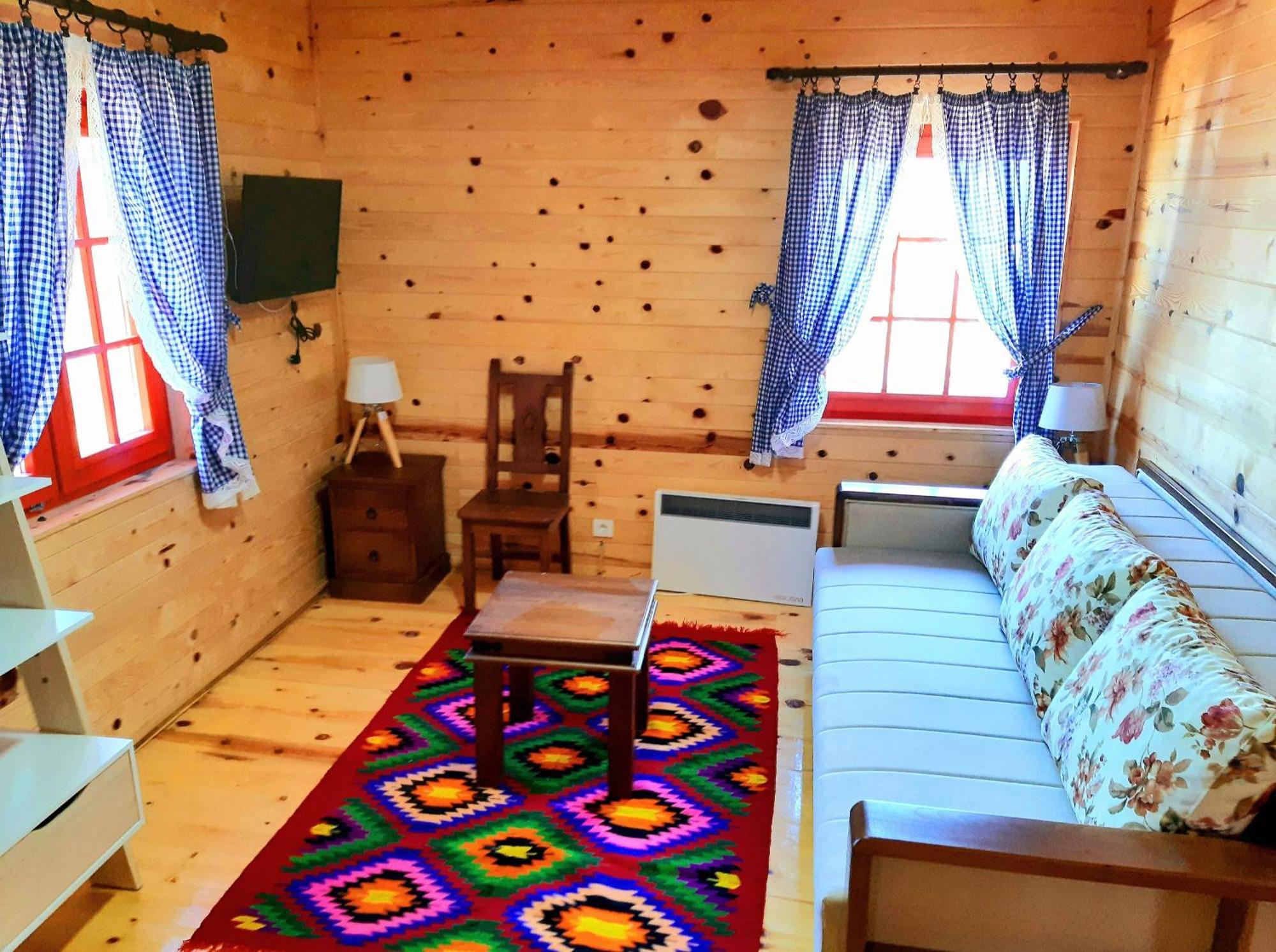 El Paso City, Zlatibor - Unique Wooden Cottages, Treehouse, Wild West Rooms, Accommodation 1-6 People Rum bild