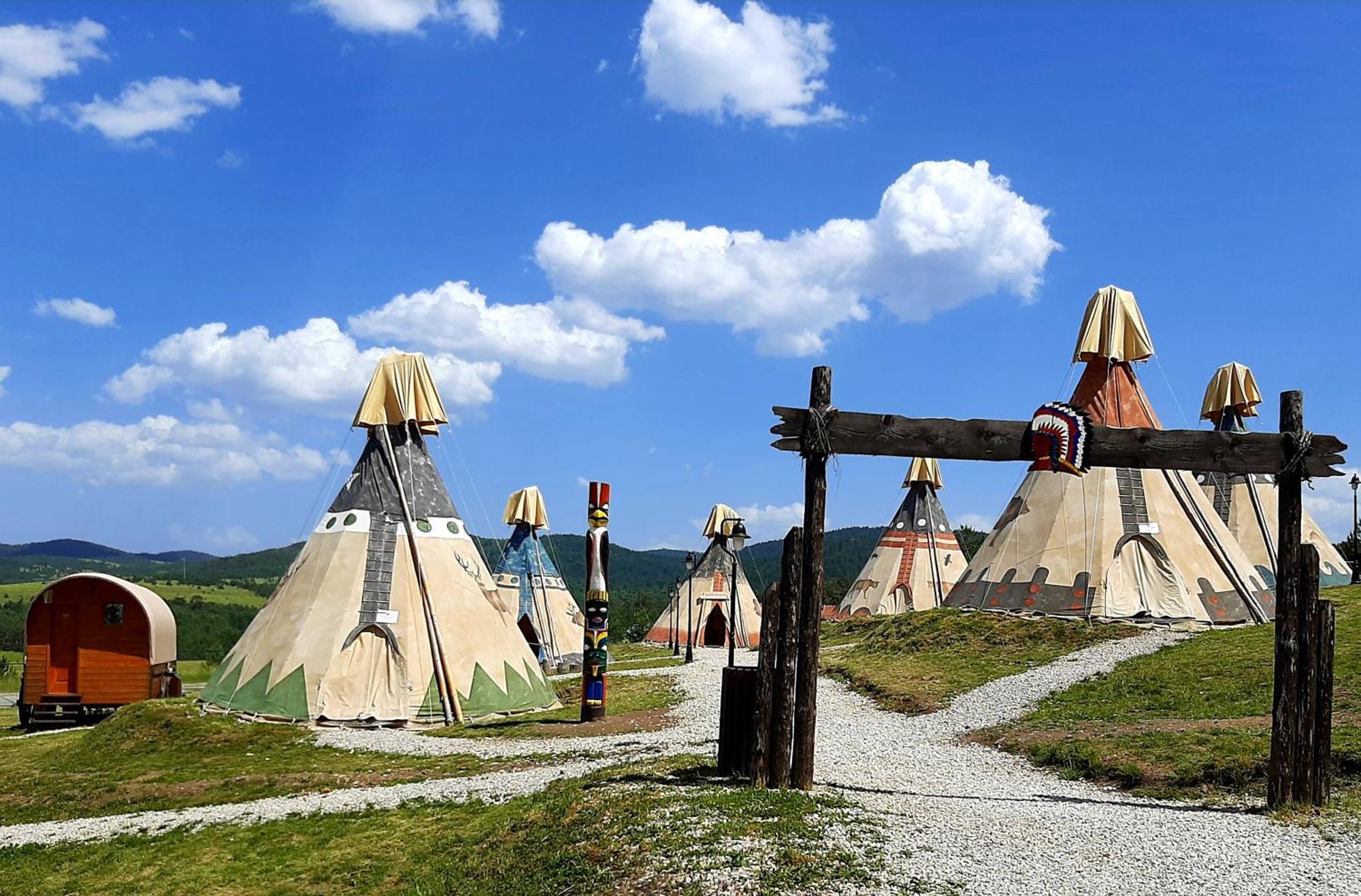 El Paso City, Zlatibor - Unique Wooden Cottages, Treehouse, Wild West Rooms, Accommodation 1-6 People Rum bild